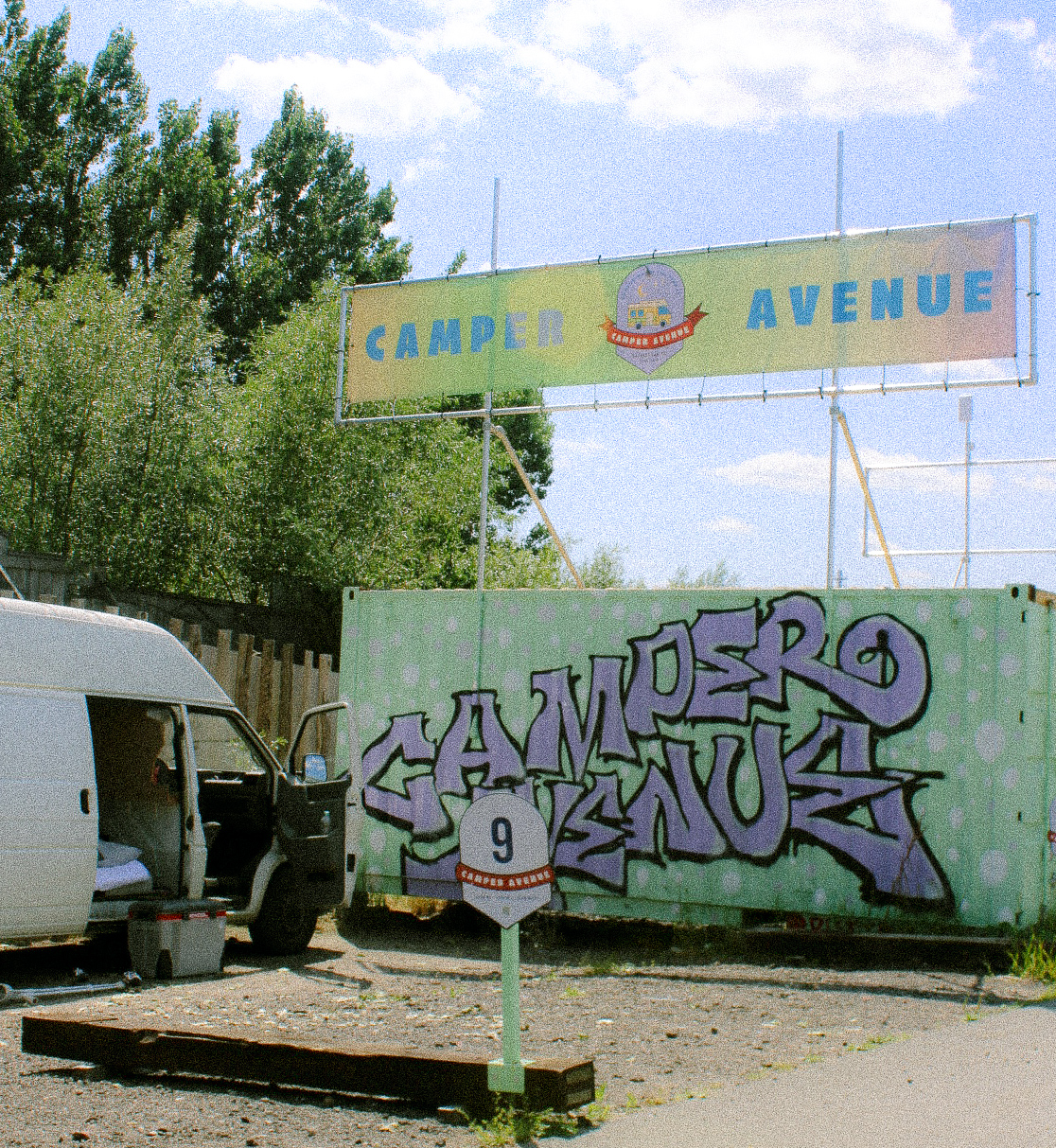 Camper Avenue bord met graffiti