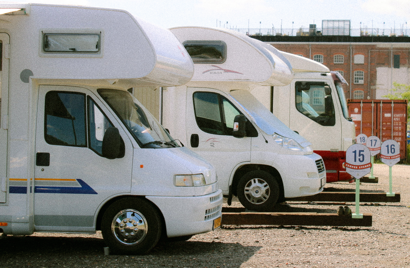 Rij campers met genummerde plekken