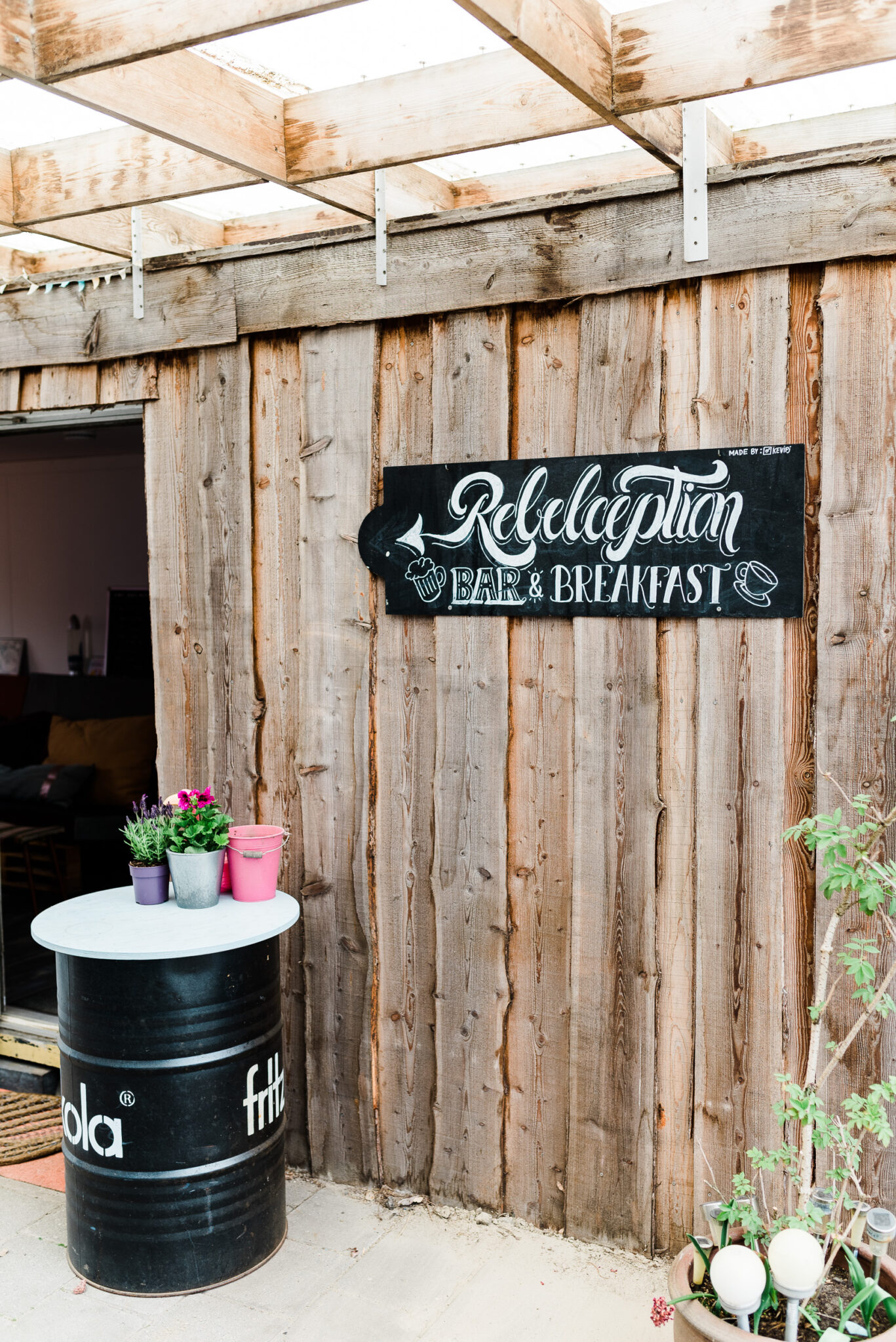 Rebelception Bar & Breakfast bord