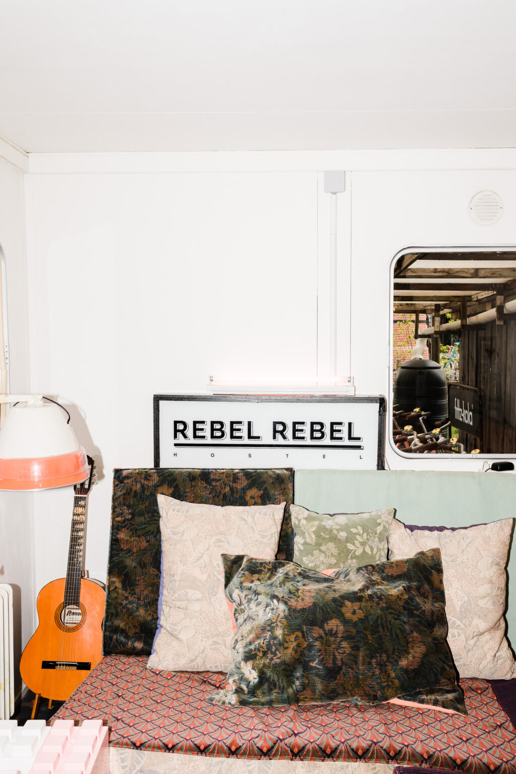 Rebel Rebel Hostel bord met kussens